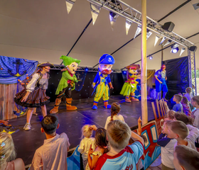 Het animatieteam verzorgt een spectaculaire dansshow op het podium