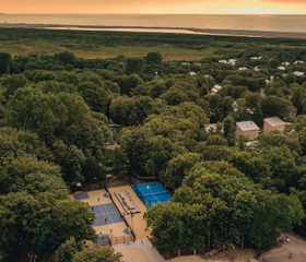 Luchtfoto van Vakantiepark Kijkduin, prachtig gelegen in een groen duinlandschap, vlak bij de Noordzeekust in Zuid-Holland.