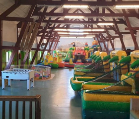 Grote overdekte speelhal vol met springkussens en speeltoestellen op Vakantiepark Klein Vink.