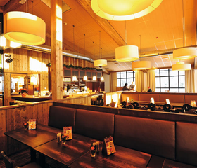 De sfeervolle en warme inrichting van het restaurant bij Landal Winterberg, met houten details en comfortabele zithoeken.