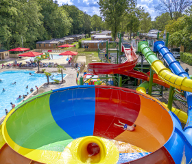 Bovenaanzicht van het waterpark met de Space Bowl glijbaan op de Ponderosa