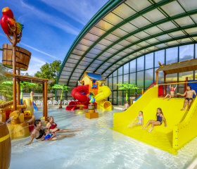 Kleurrijke binnenspeeltuin met water en een brede gele glijbaan voor kinderen