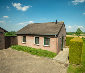 Vrijstaand vakantiehuis op Vakantiepark Reevallis met een terras en vrij uitzicht over de Limburgse velden.