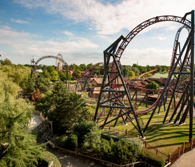 De spectaculaire achtbaan Gold Rush die door het landschap van Attractiepark Slagharen raast.