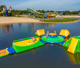 Het spectaculaire opblaasbare aquapark op het recreatiemeer