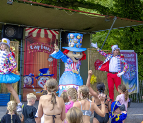 Het animatieteam verzorgt een show op het podium voor de gasten