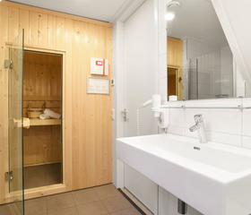 De luxe badkamer in een wellness vakantiehuis op Vakantiepark Volendam, voorzien van een privé sauna.