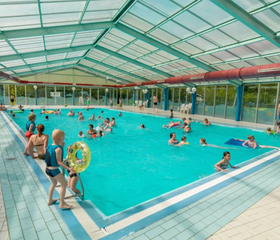 Kinderen en gezinnen genieten van het water in het overdekte binnenzwembad van Vakantiepark Westerbergen in Drenthe.