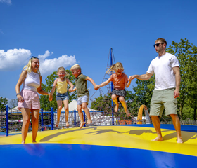 Kinderen springen op de grote airtrampoline van Capfun