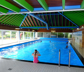 Het lichte en verwarmde binnenzwembad van camping de Zeumersehof in Voorthuizen