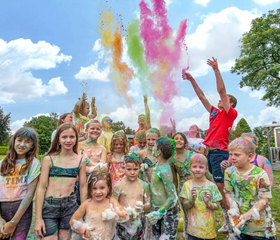 Kinderen onder het kleurenpoeder tijdens een color run activiteit