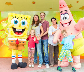 Een gezin gaat op de foto met hun helden SpongeBob en Patrick tijdens een meet and greet in Movie Park Germany, vlakbij hotel Gladbeck.