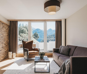 Luxe ingericht appartement met uitzicht op het besneeuwde landschap