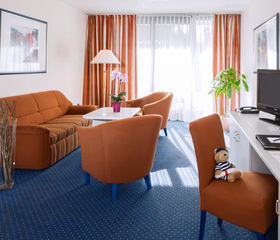 De gezellige zithoek in een familiekamer van Dorint Hotel Arnsberg, ideaal om te ontspannen met het gezin.