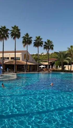 Groot zwembad met palmbomen Aparthotel Royal Son Bou Menorca - familieresort met zeezicht