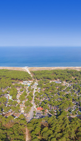 Luchtfoto van de kindvriendelijke camping Atlantic Club Montalivet, gelegen in een uitgestrekt dennenbos direct aan de Atlantische kust in Aquitaine, Frankrijk.
