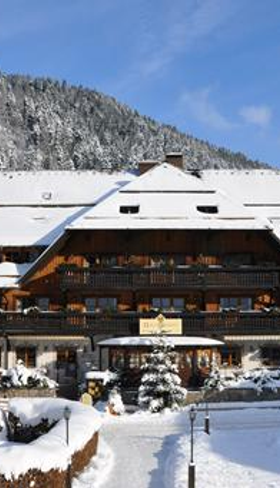De authentieke buitenkant van het Best Western Hofgut Sternen hotel, prachtig gelegen in een winters landschap in het Zwarte Woud.