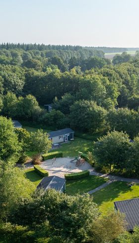 Luchtfoto van Bospark Lunsbergen, een kindvriendelijk vakantiepark midden in de bossen van Drenthe, met zicht op de vakantiehuisjes in de natuur.