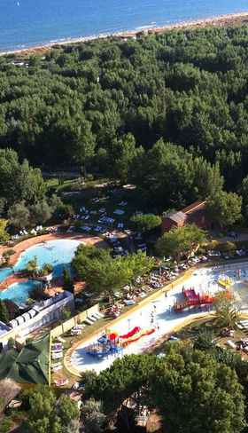 Luchtfoto van het grote waterpark en de zwembaden van Camping Le Sérignan Plage, gelegen in een bosrijke omgeving aan de kust van de Languedoc-Roussillon.