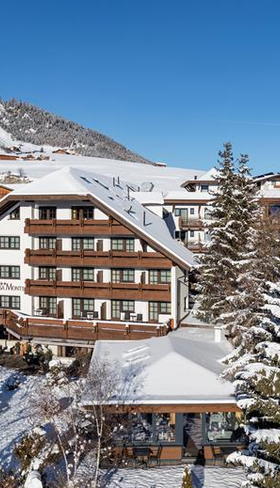 Oostenrijks hotel in de sneeuw direct aan de piste