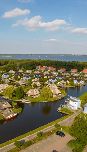 Luchtfoto van Villapark de Bloemert in Drenthe, met de vele vakantiehuizen gelegen aan het water van het Zuidlaardermeer.