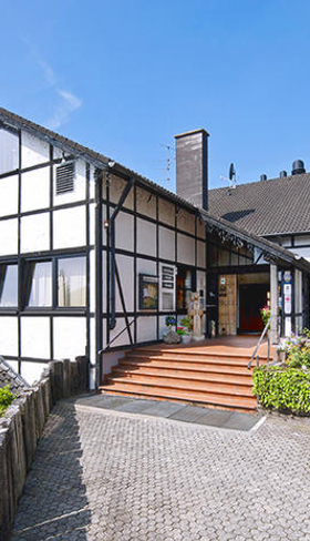 Het hoofdgebouw in Duitse vakwerkstijl van Dorint Vakantiepark Resort Daun, gelegen in de heuvels van de Eifel.