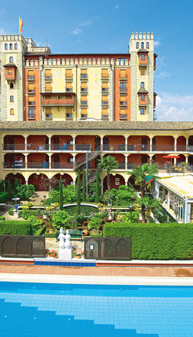 Overzicht van het Spaanse themahotel El Andaluz met het buitenzwembad in de sfeervolle binnentuin, direct bij Europa-Park.