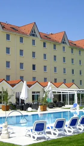 Het kindvriendelijke FAIR Resort hotel in Thüringen met een groot buitenzwembad en ligbedden voor het hele gezin.