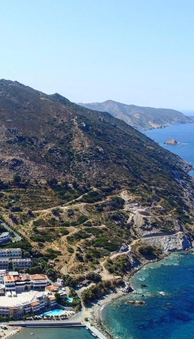 Luchtfoto van Fodele Beach & Water Park Holiday Resort, prachtig gelegen in een heuvelachtige baai direct aan zee op Kreta.