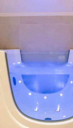 De speciale baby-jacuzzi met rustgevende verlichting in de Newborn boerderij van Hof van Saksen, voor een unieke wellness-ervaring voor de allerkleinsten.