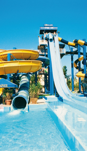 Spectaculaire gele waterglijbanen Aqualand waterpark Corfu - familievakantie Griekenland met tieners