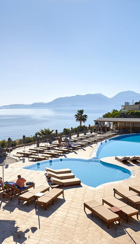 Overview foto van het zwembad van Hotel Blue Marine Resort & Spa met uitzicht op zee