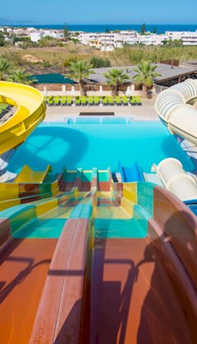 Kleurrijke raceglijbanen met meerdere banen in Gouves Waterpark Holiday Resort Kreta
