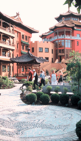 Prachtige, groene binnentuin van Hotel Ling Bao in Phantasialand, aangelegd in Aziatische stijl met een pad en Chinese pagodes.