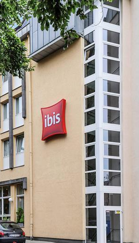 De buitenkant van het kindvriendelijke Ibis Hotel in het centrum van Aken, een ideale uitvalsbasis voor een familievakantie in de stad.