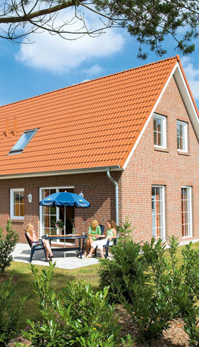 Een comfortabele, stenen vakantiewoning met eigen tuin en terras op vakantiepark Landal Dwergter Sand in Nedersaksen.