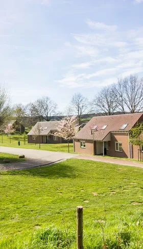 De comfortabele vakantiehuizen van Landal Hoog Vaals, prachtig gelegen in het groene en heuvelachtige landschap van Zuid-Limburg.