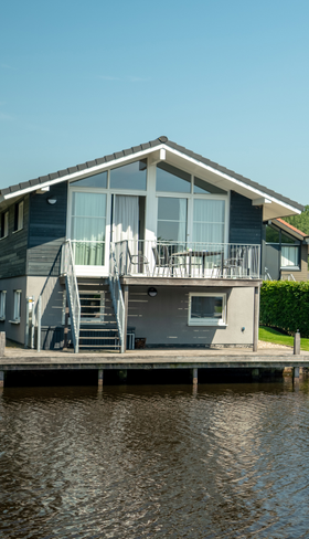 Moderne waterwoning met eigen aanlegsteiger aan het water op vakantiepark Landal Sneekermeer in Friesland.