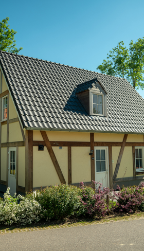 Een karakteristiek Limburgs vakwerkhuis op vakantiepark Landal Waufsberg in het heuvelland.