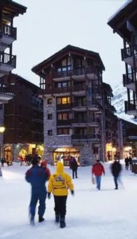 Wintersport kinderen, Hotel CGH Les Suites du Nevada, hotelplein