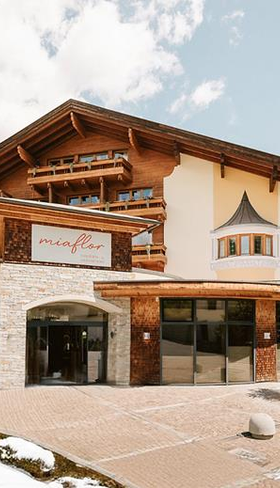 Hotel bedekt met sneeuw in de bergen van een wintersportgebied