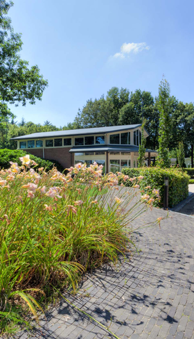 De groene entree van vakantiepark Recreatiepark 't Gelloo in de bossen bij Ede.