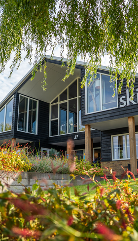 Het hoofdgebouw met restaurant Skik gezien vanaf de vijver op Residence Lichtenvoorde in de Achterhoek.