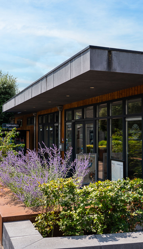 Het moderne entreegebouw van Residence Valkenburg waar de receptie en andere faciliteiten gevestigd zijn.
