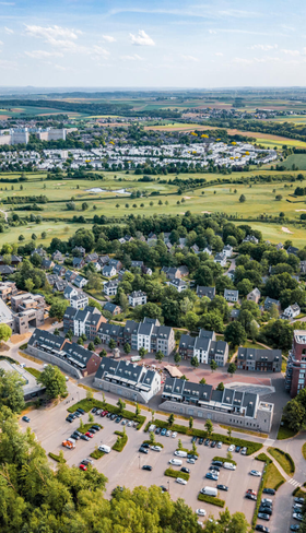 Luchtfoto van het ruim opgezette Dormio Resort Maastricht, gelegen in het groene heuvellandschap van Zuid-Limburg.