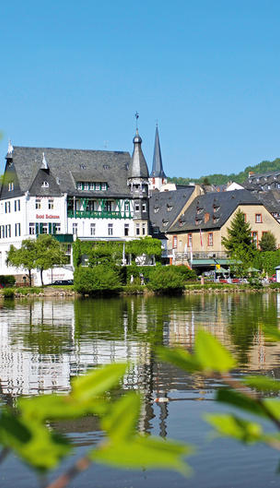 Het statige Romantik Jugendstilhotel Bellevue in Traben-Trarbach, prachtig gelegen aan de oever van de rivier de Moezel.