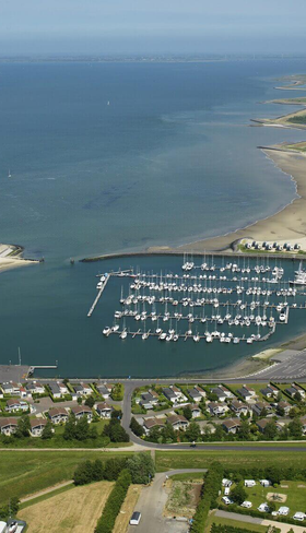 Luchtfoto van Roompot Beach Resort met de jachthaven en de Oosterschelde in Kamperland, Zeeland.