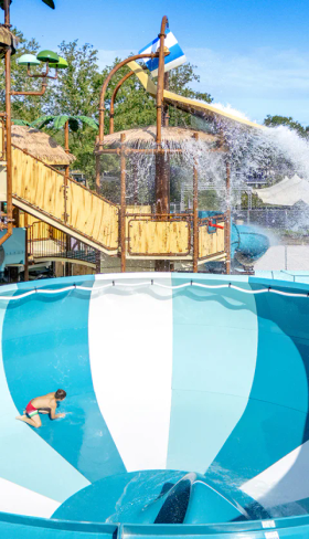 Detail van de spectaculaire Space Bowl waterglijbaan in het buitenbad