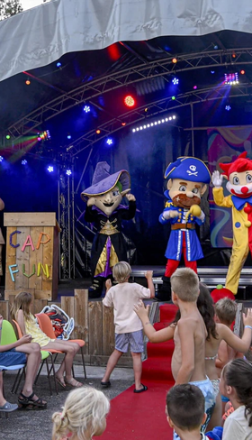 Het animatieteam geeft een spectaculaire show op het podium voor een groot publiek