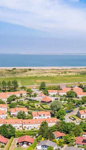 Luchtfoto van Vakantiepark De Soeten Haert in Renesse, gelegen vlakbij de Zeeuwse kust en de Noordzee.